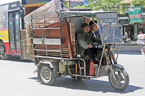Chuyển hàng ở Hà Nội, nên gọi xe ba gác hay gọi taxi tải 